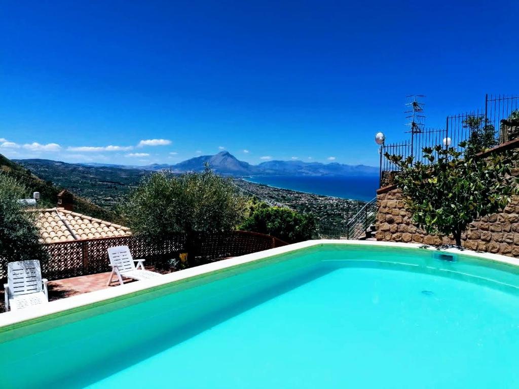 una piscina con vistas a las montañas en Villa Verde, en Cefalú