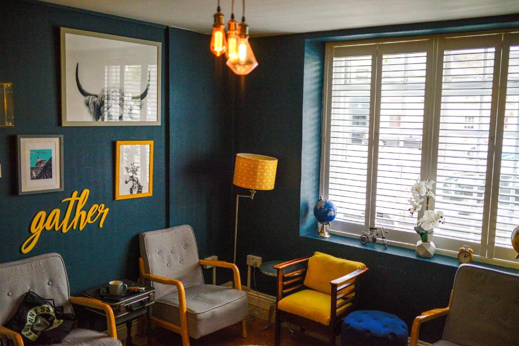 Ruang duduk di The Woodquay Hostel