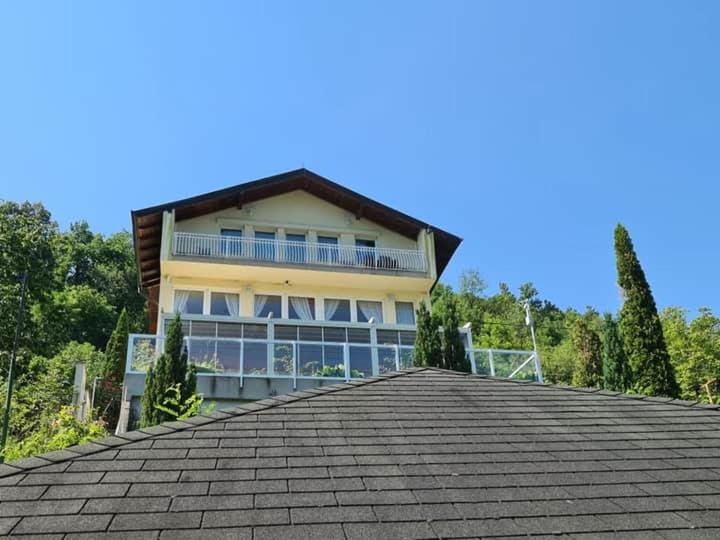 una casa con un tetto di ciottoli di fronte di Villa Jablanica Lake a Jablanica