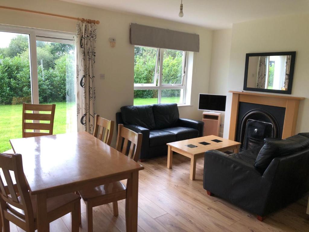 ein Wohnzimmer mit einem Tisch und einem Kamin in der Unterkunft Shannon Oasis in Carrick on Shannon