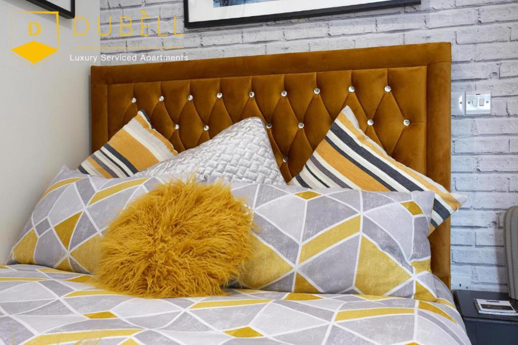 - un ours en peluche posé sur un lit avec des oreillers dans l'établissement BEST VALUE !!! - The Cakide, Dubell Serviced Apartments Leeds, Up to 2 Guests, Ample Street Parking, Wifi & Netflix, à Leeds