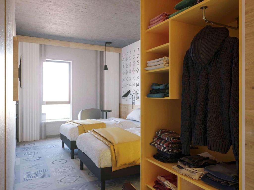 Un pat sau paturi într-o cameră la ibis Styles Bucharest City Center
