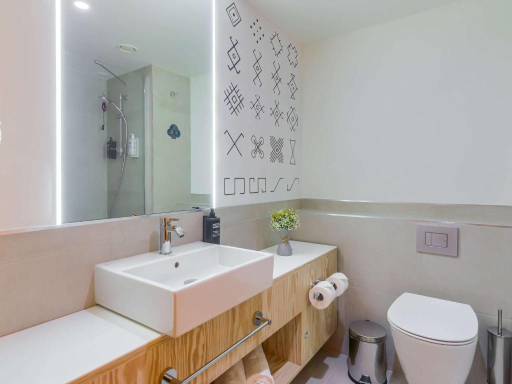 O baie la ibis Styles Bucharest City Center