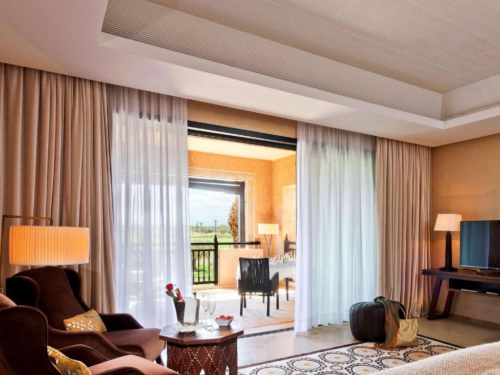 TV a/nebo společenská místnost v ubytování Fairmont Royal Palm Marrakech