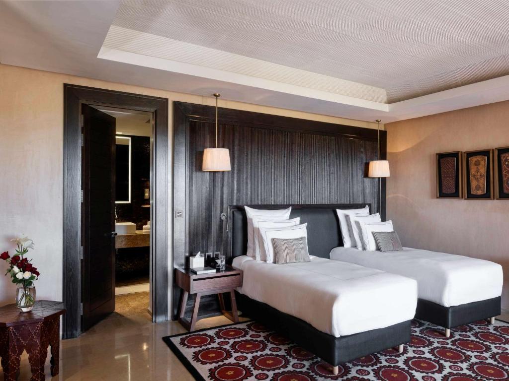 Postel nebo postele na pokoji v ubytování Fairmont Royal Palm Marrakech