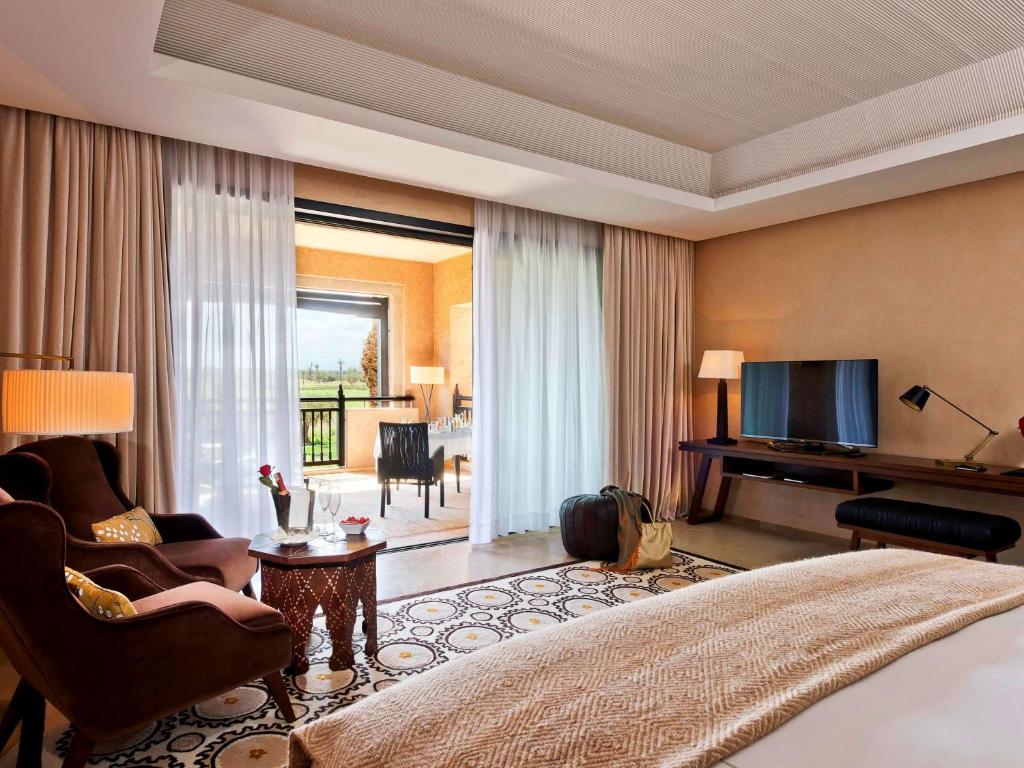 TV a/nebo společenská místnost v ubytování Fairmont Royal Palm Marrakech