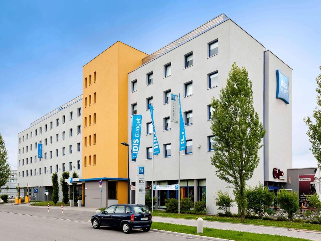 a car parked in front of a building at ibis budget Muenchen Ost Messe in Aschheim
