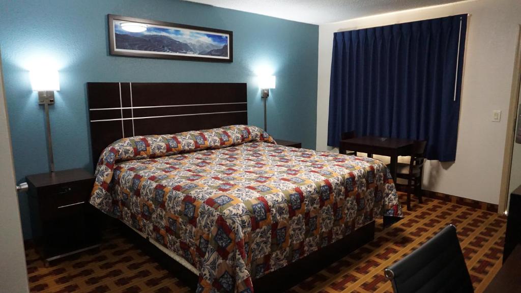 Un pat sau paturi într-o cameră la Lodge Inn Wrightstown - Fort Dix