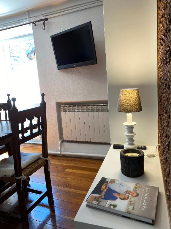 TV a/nebo společenská místnost v ubytování Apartamento Dúplex Llivia
