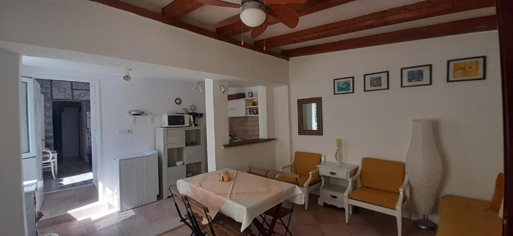 - une salle à manger avec une table et des chaises dans l&#39;établissement Apartment Nika on the beach Mlini, à Mlini