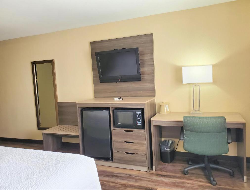 Baymont by Wyndham Santa Fe - Deluxe Queen Room - Disability Access/Non-Smoking