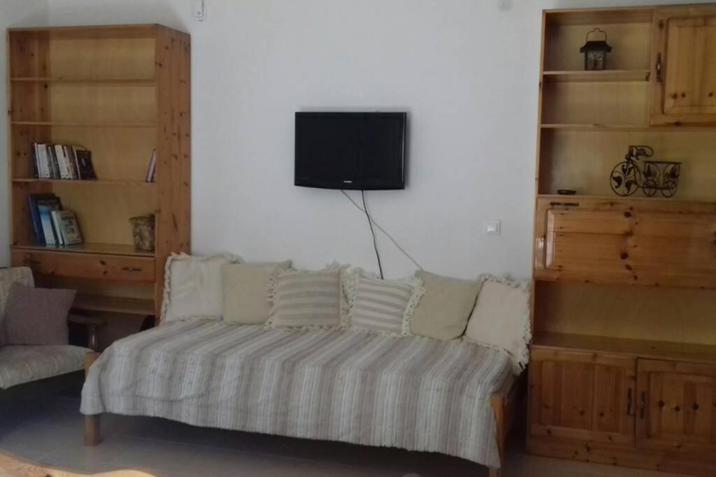 TV a/nebo společenská místnost v ubytování Yria Suite Zakynthos