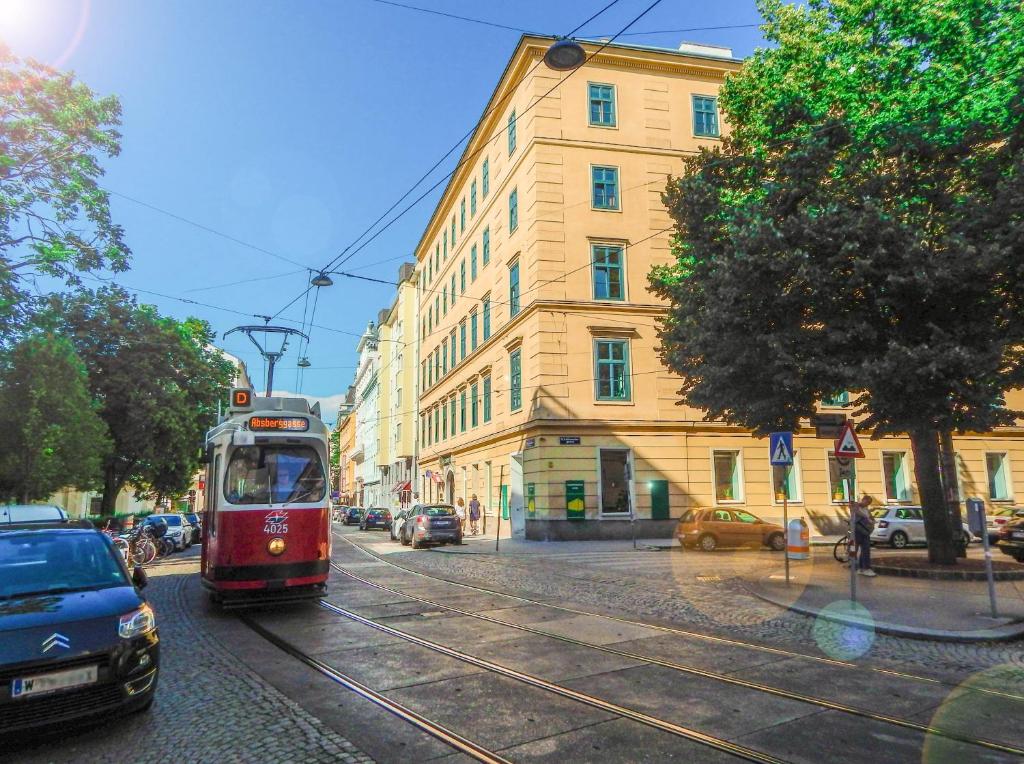 بورزيلانيوم في فيينا: ترام احمر على شارع المدينة مع مبنى