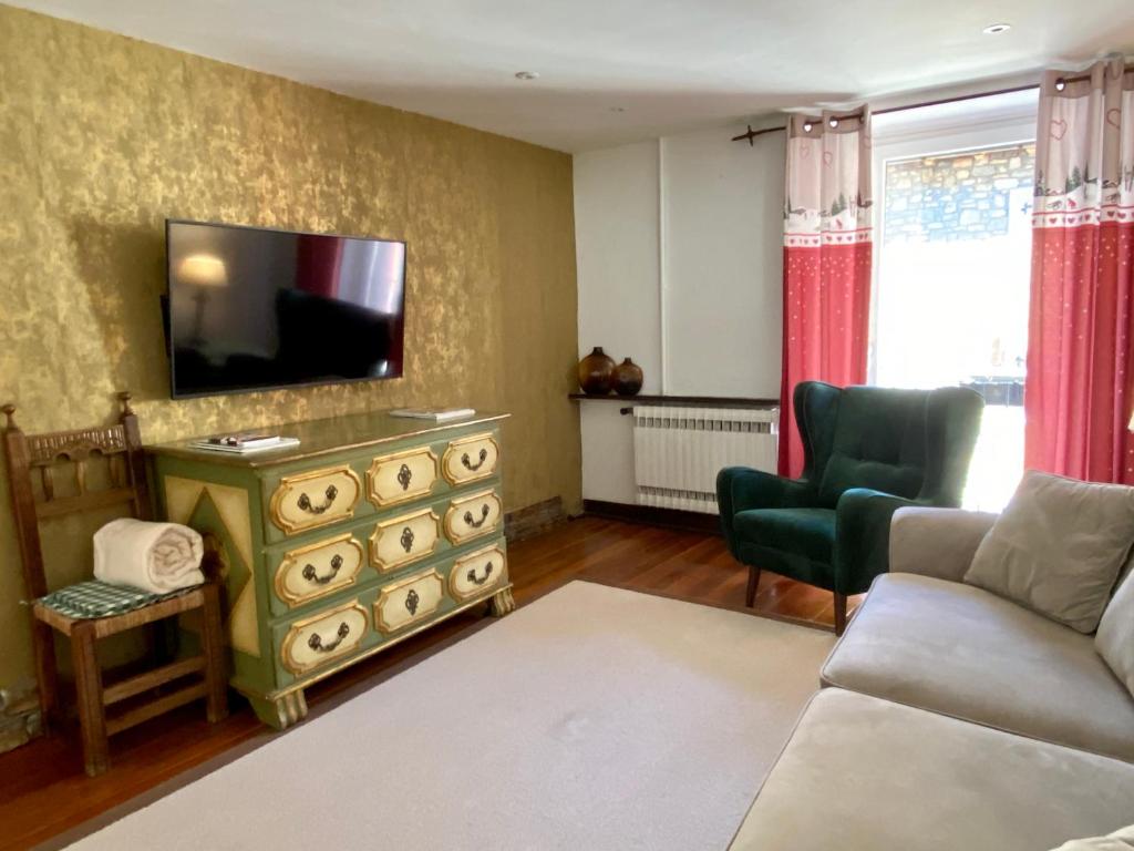 TV a/nebo společenská místnost v ubytování Apartamento Dúplex Llivia