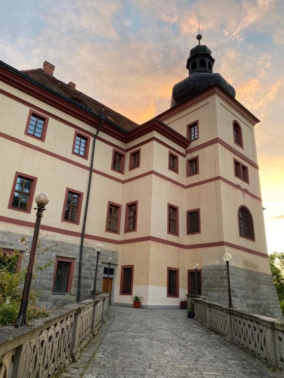 Zdjęcie z galerii obiektu Zámek Lnáře w mieście Lnáře