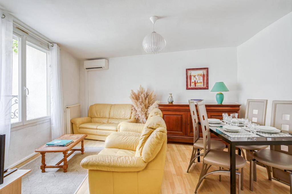 een woonkamer met een bank en een tafel bij Le Narbona in Narbonne