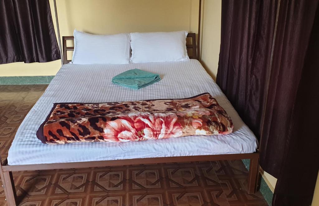 Ein Bett oder Betten in einem Zimmer der Unterkunft Elephant Garden Hotel and Resort Pvt Ltd