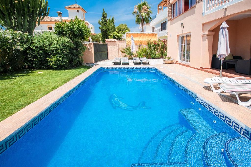 Bazén v ubytování Beach Villa Costanera in Marbella nebo v jeho okolí