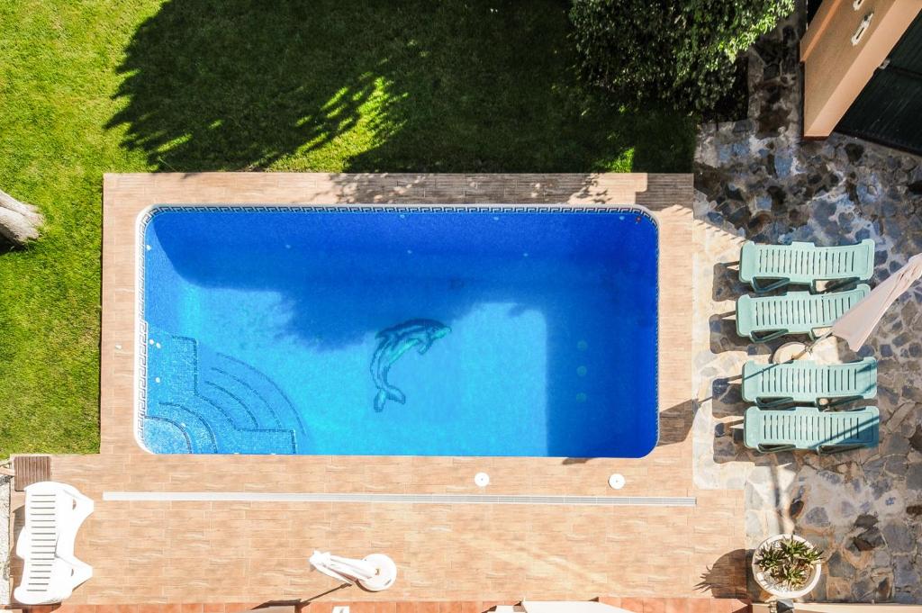 Bazén v ubytování Beach Villa Costanera in Marbella nebo v jeho okolí