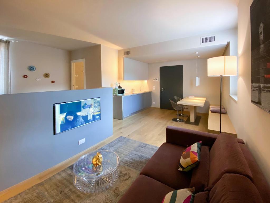 a living room with a couch and a table at Time to Be Luxury Apartments Centro Storico in Peschiera del Garda