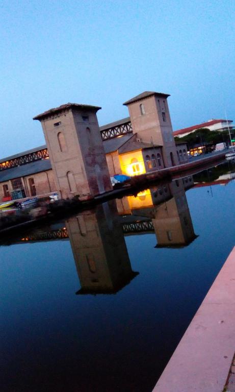 Výhled na řeku, která protéká v blízkosti hotelu