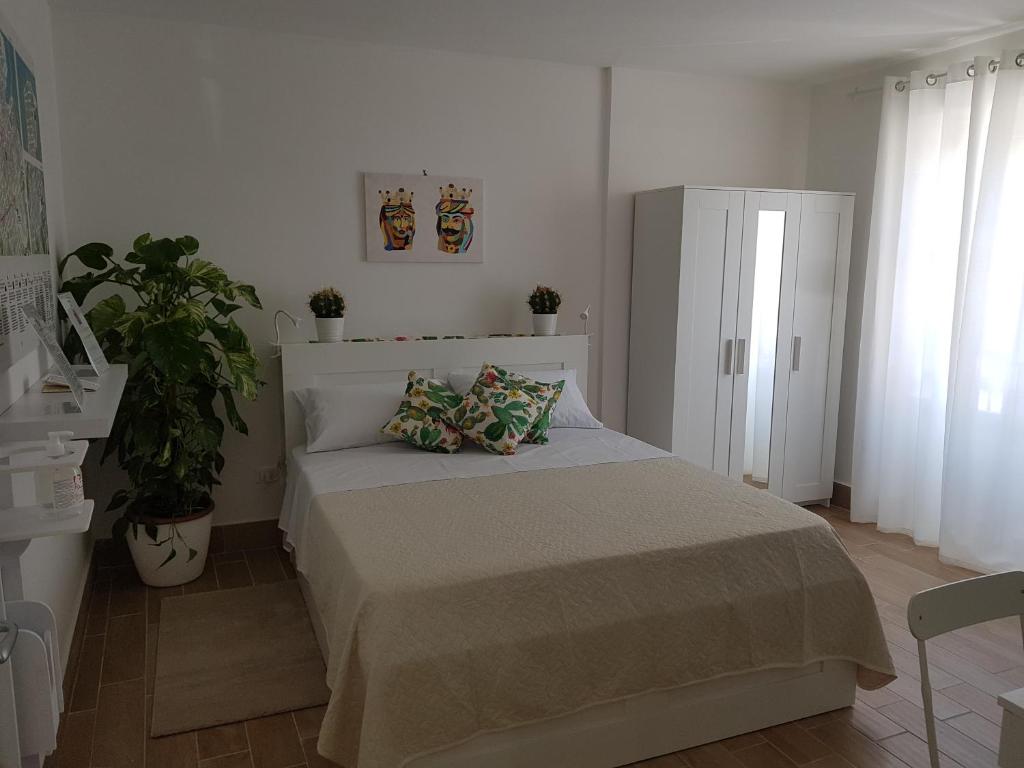ein Schlafzimmer mit einem Bett mit zwei Kissen darauf in der Unterkunft La Camera di Stella - Ai Normanni in Palermo