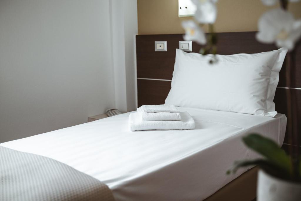 Postel nebo postele na pokoji v ubytování Albergo Commercio