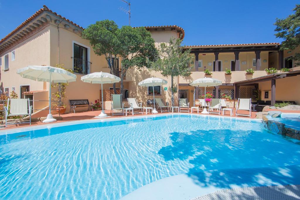 Bazén v ubytovaní Hotel Colonna San Marco alebo v jeho blízkosti
