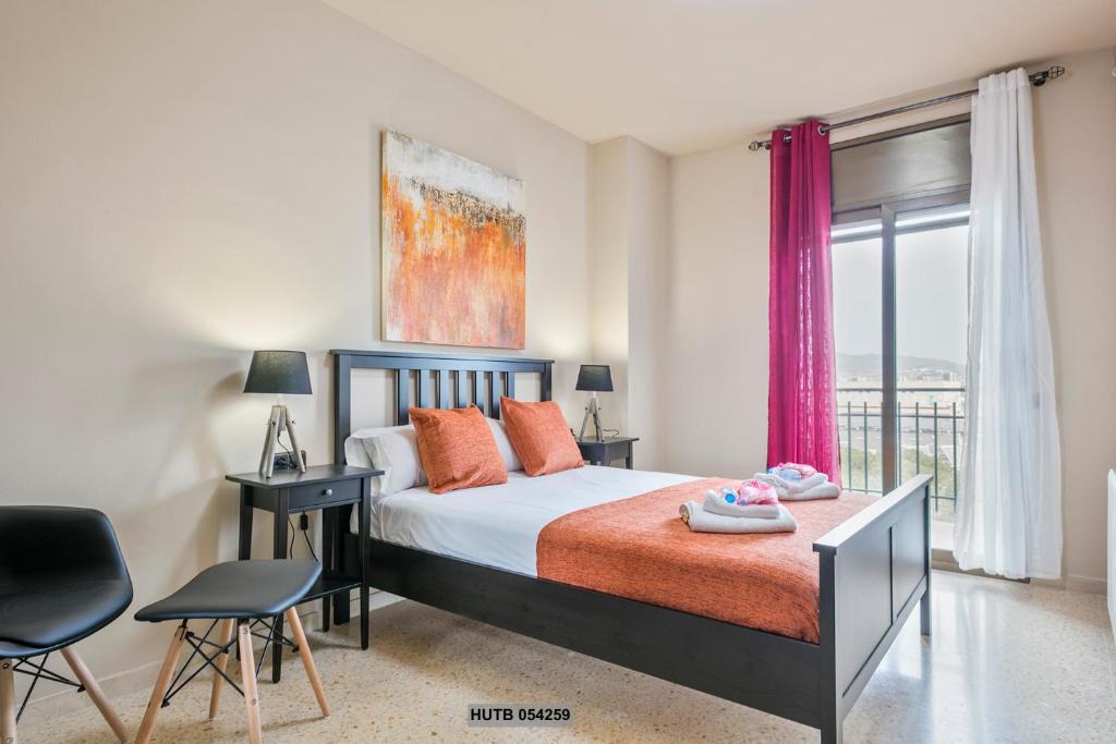 sypialnia z łóżkiem i dużym oknem w obiekcie Alcam Sant Adria w mieście Sant Adria de Besos