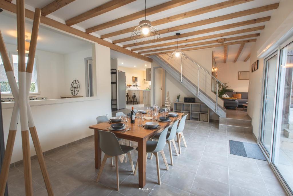 comedor con mesa de madera y sillas en Maison individuelle "Gite la Soulane" à 2 min de Saint lary soulan, en Vielle-Aure