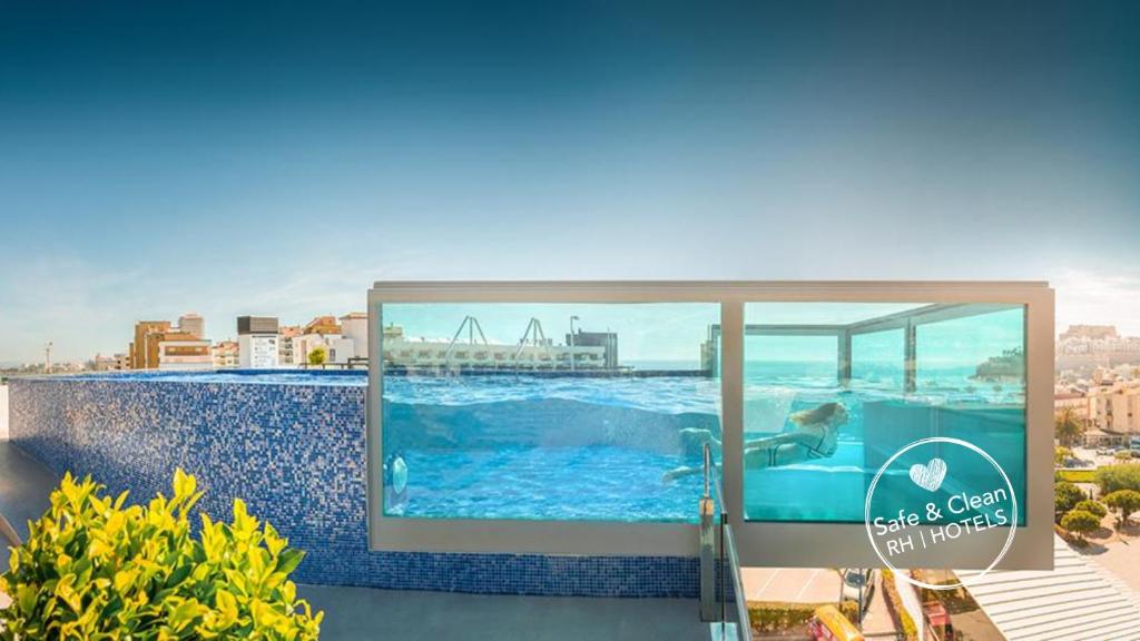 uma vista para uma piscina a partir de uma varanda em RH Don Carlos & Spa em Peníscola