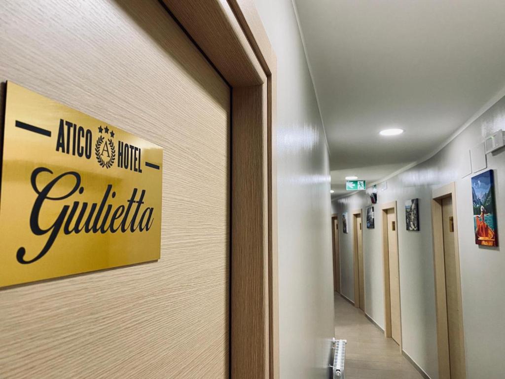 Certifikát, hodnocení, plakát nebo jiný dokument vystavený v ubytování Atico Hotel