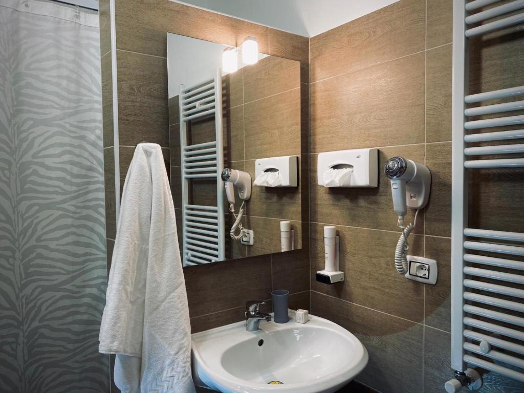 Koupelna v ubytování Atico Hotel