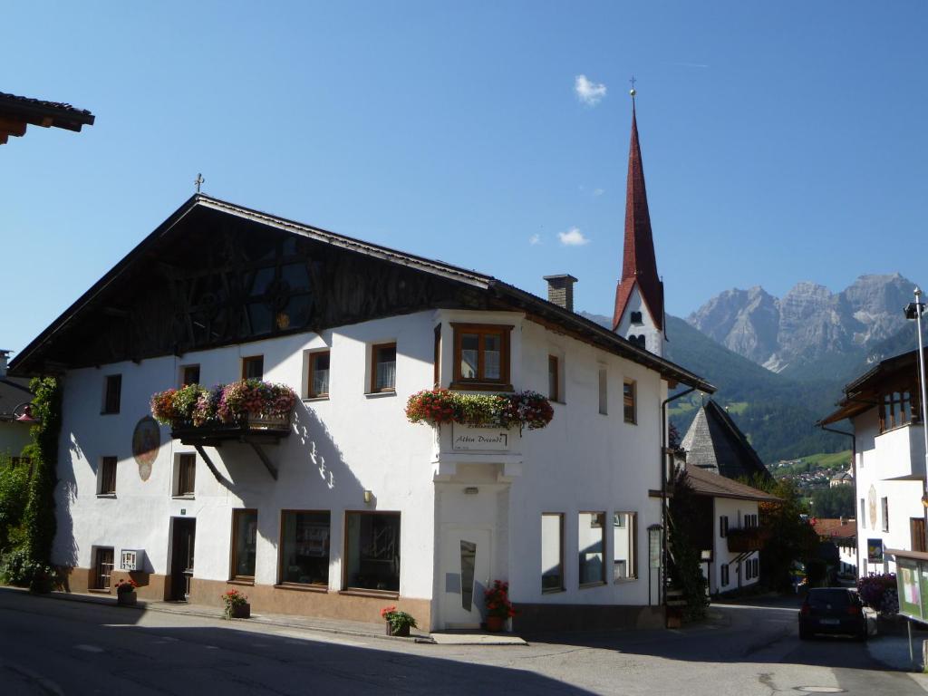 ein weißes Gebäude mit Blumenkästen an der Seite in der Unterkunft Haus Driendl in Mieders