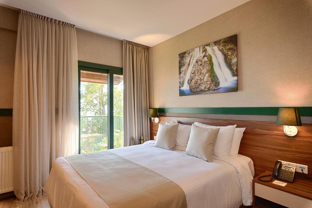 Postel nebo postele na pokoji v ubytování Petit Palais Platres Boutique Hotel