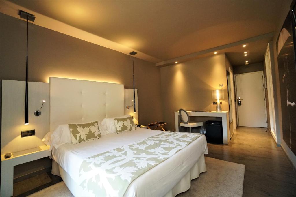 Postel nebo postele na pokoji v ubytování Hotel & Spa Xalet Bringue