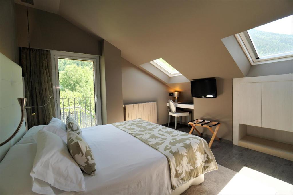 Postel nebo postele na pokoji v ubytování Hotel & Spa Xalet Bringue