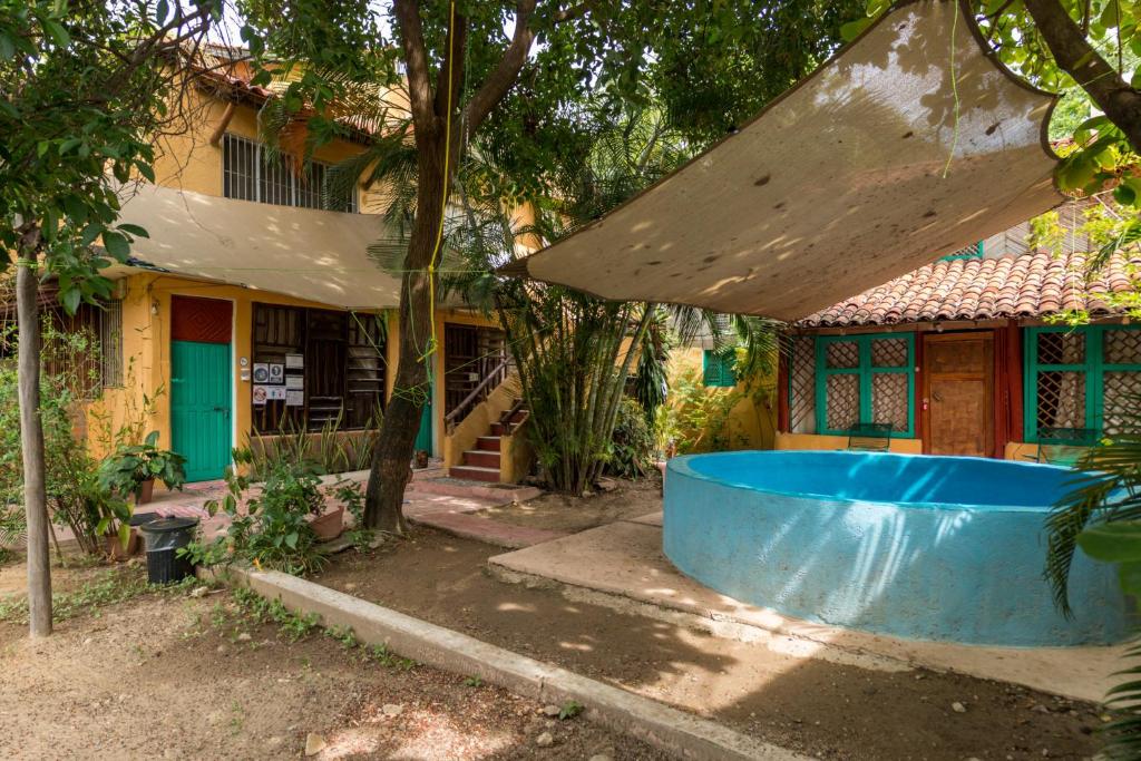une maison avec une baignoire bleue devant elle dans l'établissement Casa Mexica Bungalows, à Zihuatanejo