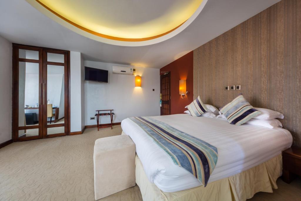 Imperial Heights Hotel, Entebbe tesisinde bir odada yatak veya yataklar