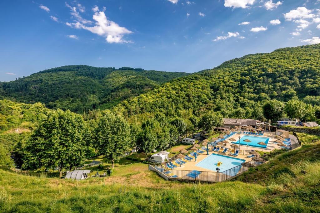 - une vue aérienne sur un complexe dans les montagnes dans l'établissement Safaritent Glamping L'Ardechois, à Gluiras