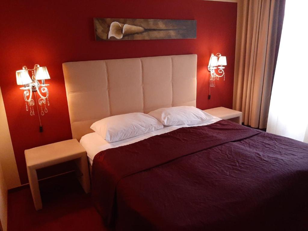 Una cama o camas en una habitaci&oacute;n de Hotel Gari&#x107;