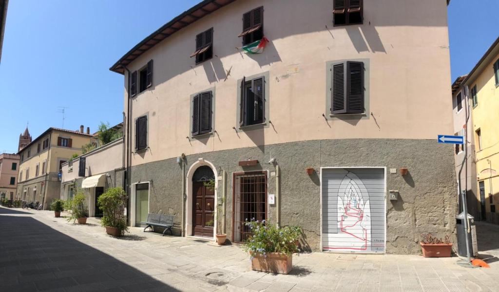 a building with a door on the side of a street at Zeroventiquattro Union Apartment in Grosseto