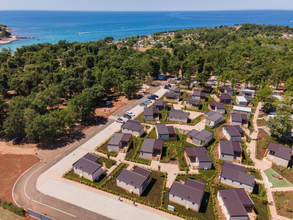 een luchtzicht op een woonwijk met huizen bij Eurocamp Mobile Homes at Campsite Park Umag in Umag