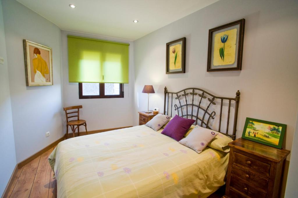- une chambre avec un grand lit et une fenêtre dans l'établissement LA CASA DEL TIO MASE, à Carbonero el Mayor