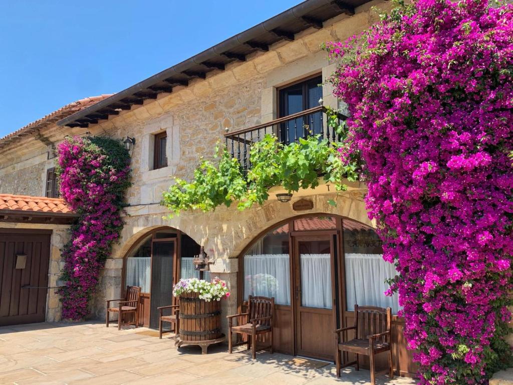 a building with flowers on the side of it at El Rincón de Lavalle in Loredo