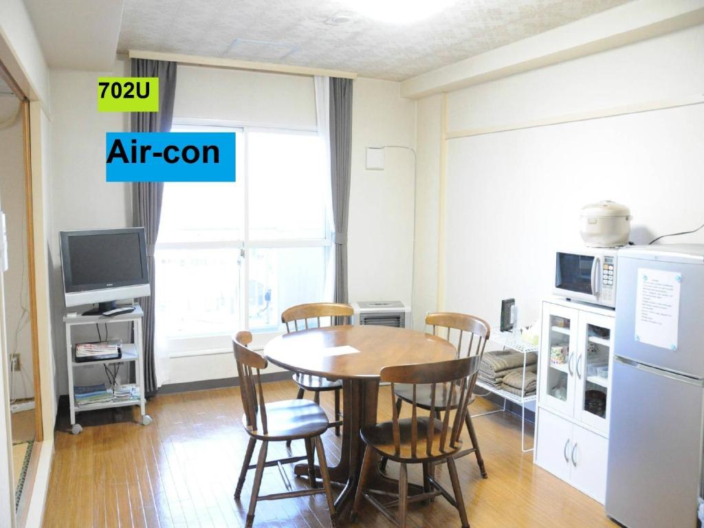 uma cozinha e sala de jantar com mesa e cadeiras em Ueda Building - Vacation STAY 8563 em Asahikawa