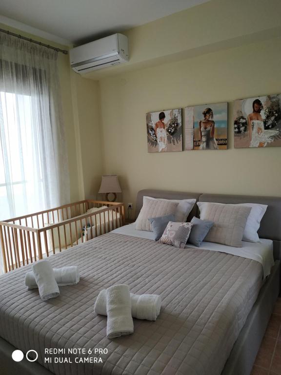 Villa Nadia في نيا سكيوني: غرفة نوم بسرير كبير عليها وسادتين