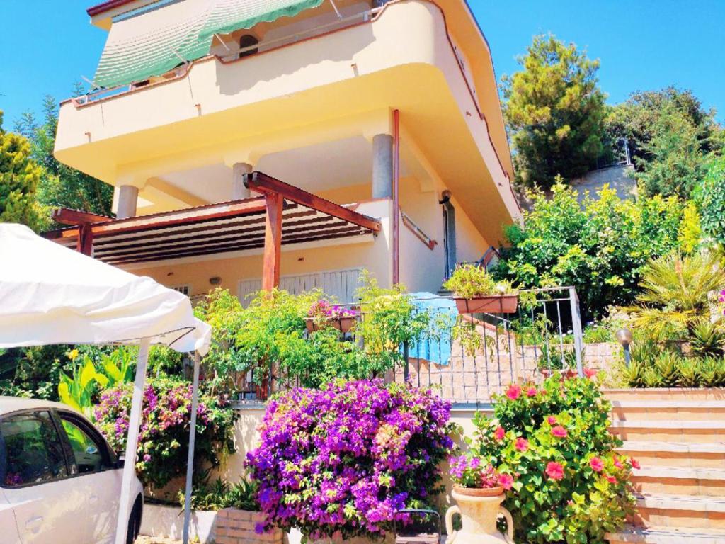 una casa con un ramo de flores delante de ella en Villetta a Trebisacce con vista mare, en Trebisacce