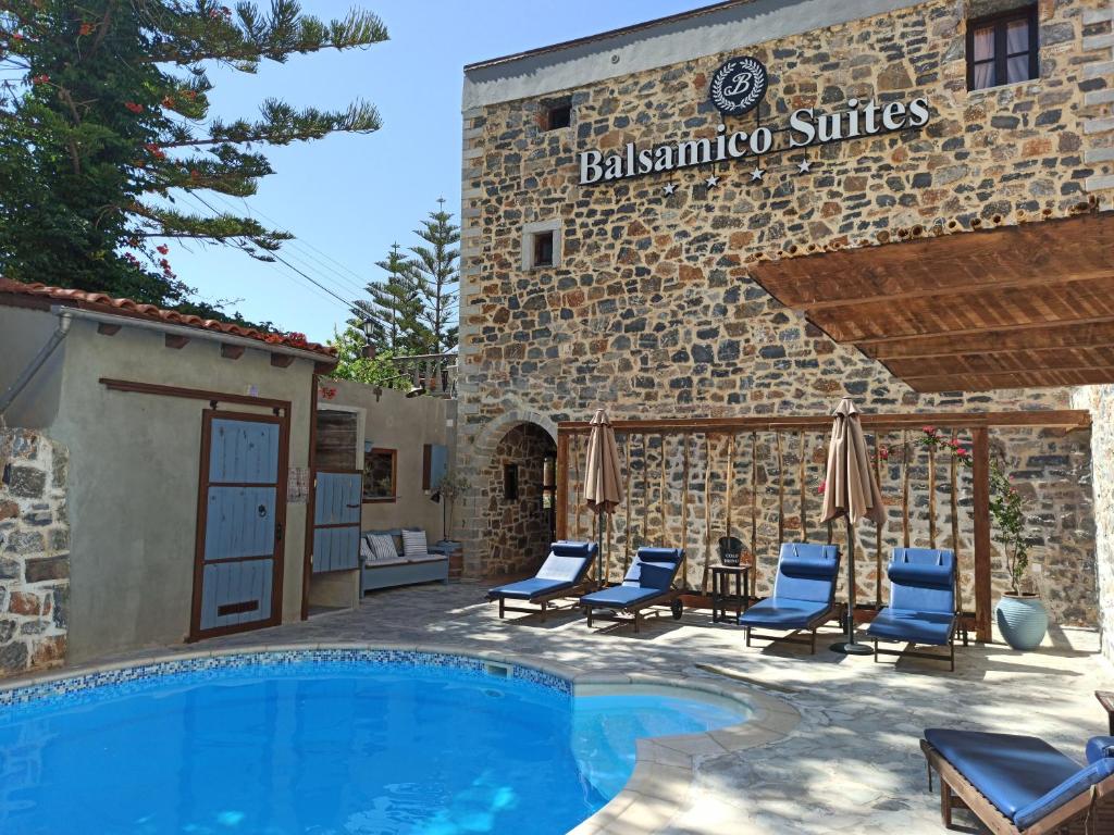 Bazén v ubytování Balsamico Traditional Suites nebo v jeho okolí