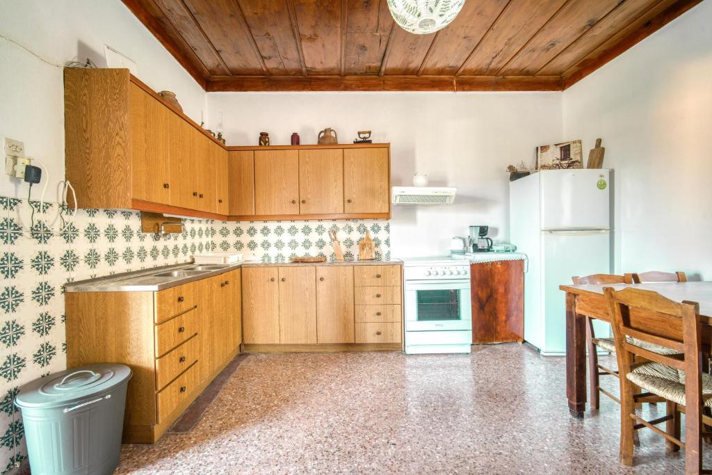 Kuchyň nebo kuchyňský kout v ubytování Serenity View - traditional village apartment